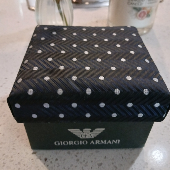 Giorgio Armani Tie Set includes cufflinks and pocket hankie - 100% silk - Picture 8 of 9